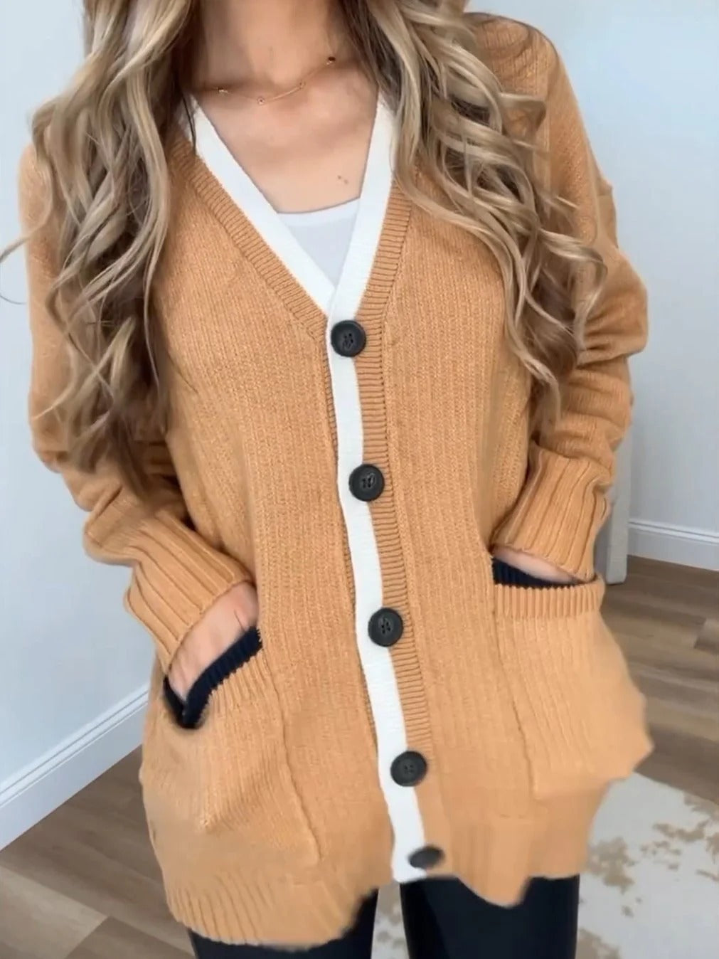 Damen Strickjacke mit Taschen und modernen Knöpfen WW