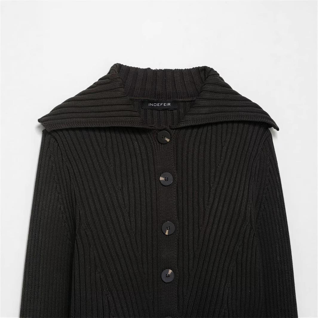 Damen Strickjacke mit breitem Kragen und modischen Knopfdetails WW