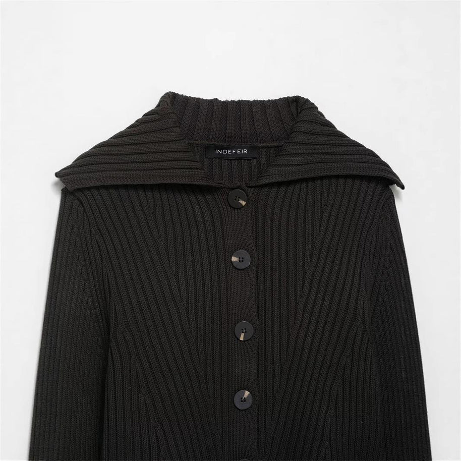 Damen Strickjacke mit breitem Kragen und modischen Knopfdetails WW