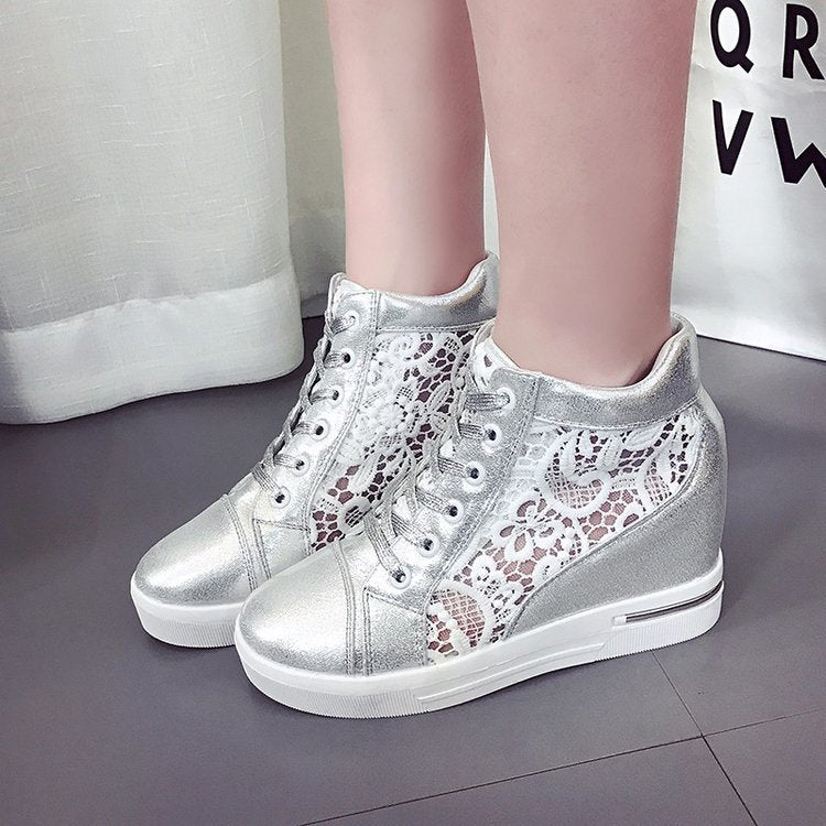 Damen Wedge-Sneaker mit modischem Spitzen-Detail und lässigem Metallic-Finish W&W Mode