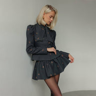 Damen Schößchenanzug mit ausgefallenen Puffärmeln und dekorativen Knöpfen WW