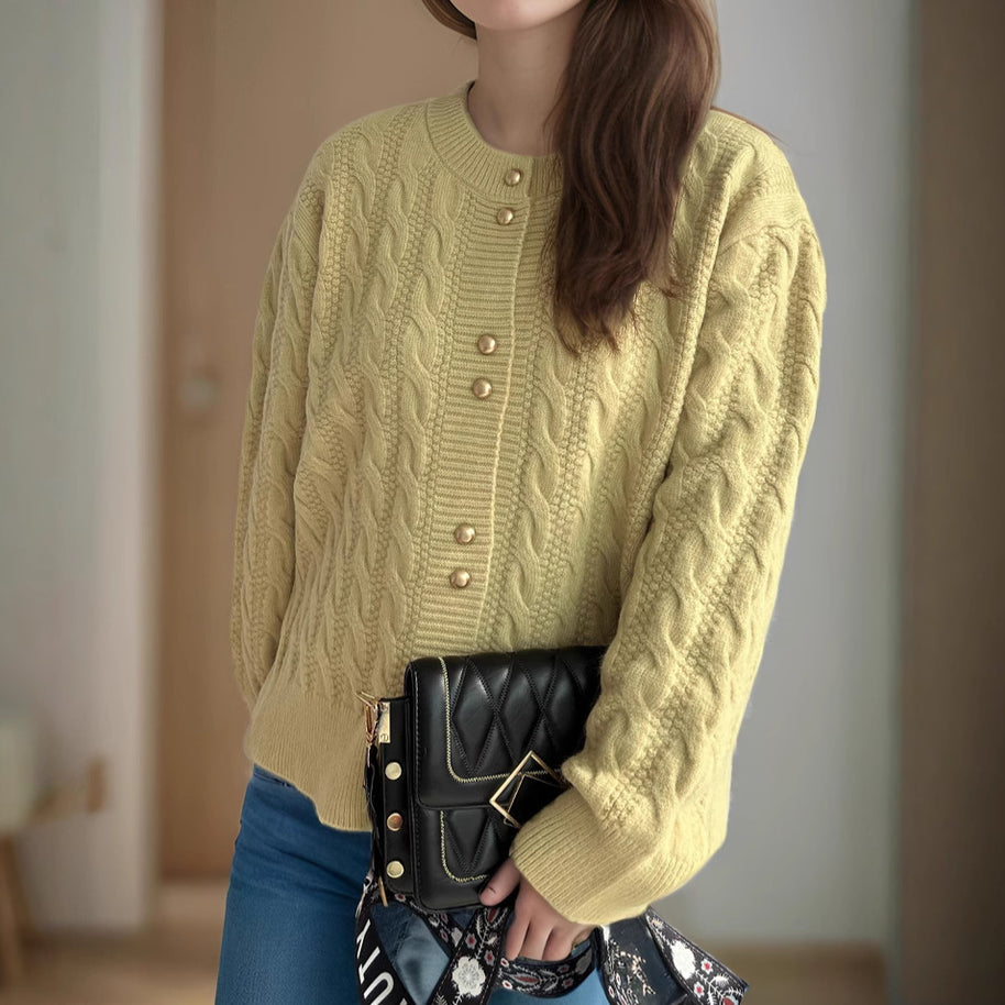 Damen Strickjacke mit eleganter Zopfmusterstruktur und dekorativen Knöpfen WW