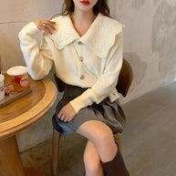 Damen Strickjacke mit breitem Kragen und dekorativen Knöpfen WW