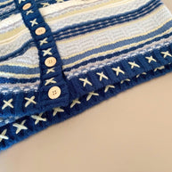 Damen Strickjacke mit buntem Streifenmuster und dekorativen Knöpfen WW