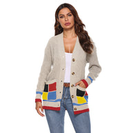 Damen Strickjacke mit bunten Akzentdetails und großen Knöpfen WW