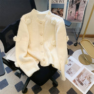 Damen Strickjacke mit eleganten Rosenapplikationen und Knopfverschluss WW