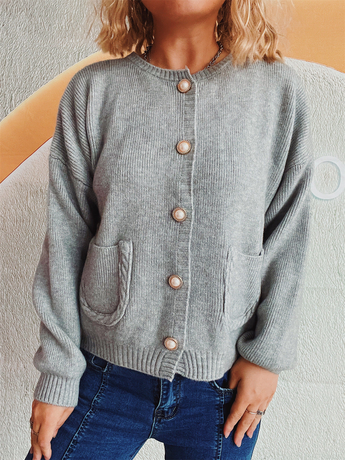 Damen Strickjacke mit dekorativen Perlenknöpfen und praktischen Taschen WW