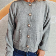 Damen Strickjacke mit dekorativen Perlenknöpfen und praktischen Taschen WW