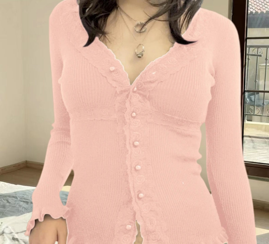 Damen Strickjacke mit romantischer Spitze und geschmackvollen Knöpfen WW