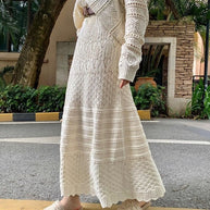 Damen Strickkleid mit feiner Lochmusterung und eleganten Knopfdetails WW