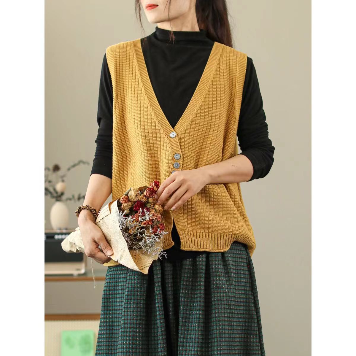 Damen Strickweste mit Knopfdetails und tiefem V-Ausschnitt WW
