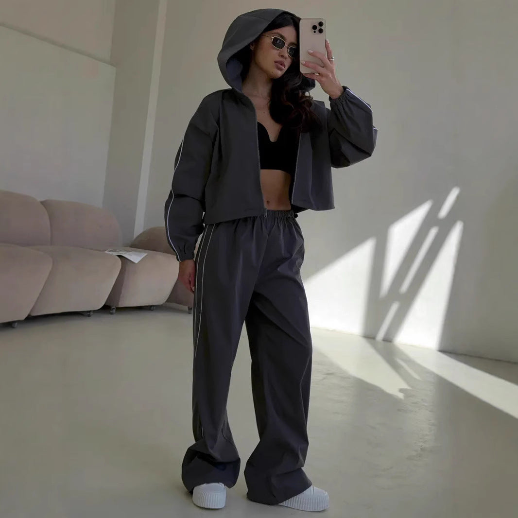 Damen sportliches Set mit funktionalem Kapuzenoberteil und lockerer Hose WW