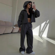 Damen sportliches Set mit funktionalem Kapuzenoberteil und lockerer Hose WW