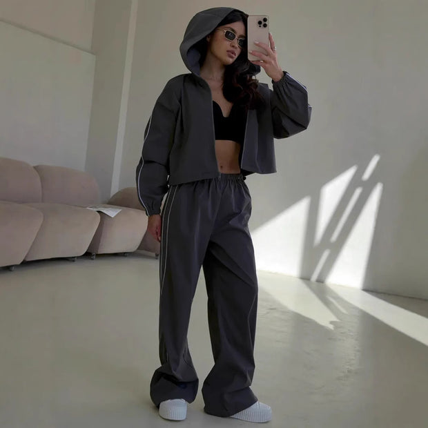 Damen sportliches Set mit funktionalem Kapuzenoberteil und lockerer Hose WW
