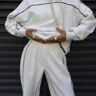Damen sportliches und modisches Set mit cropped Oberteil und lässiger Hose WW
