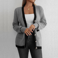 Damen Strickjacke mit dekorativen Knopfdetails und kontrastierendem Muster WW