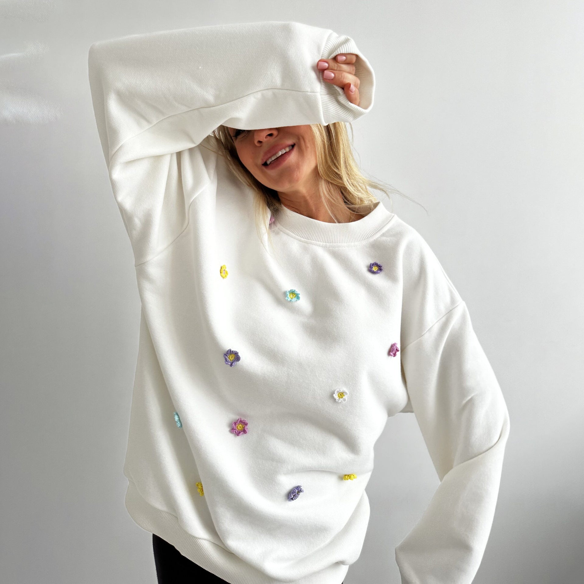 Damen bequemer Sweatshirt mit farbenfrohen Blumenapplikationen WW