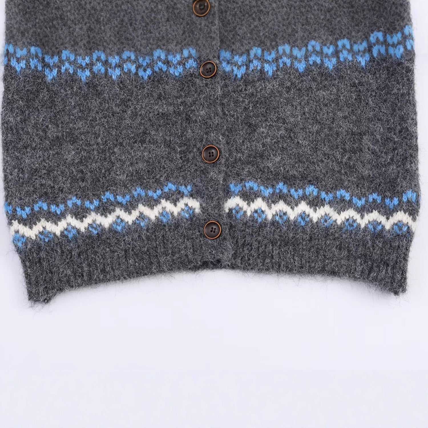 Damen Strickjacke mit traditionellem Muster und hochgeschlossenem Kragen WW