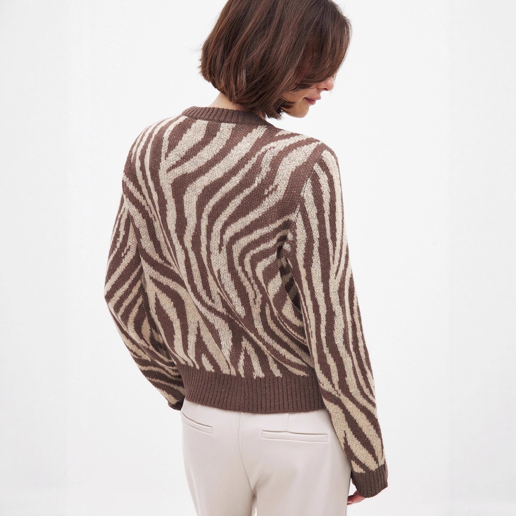 Damen Strickjacke mit elegantem Zebradesign und Knopfdetails WW