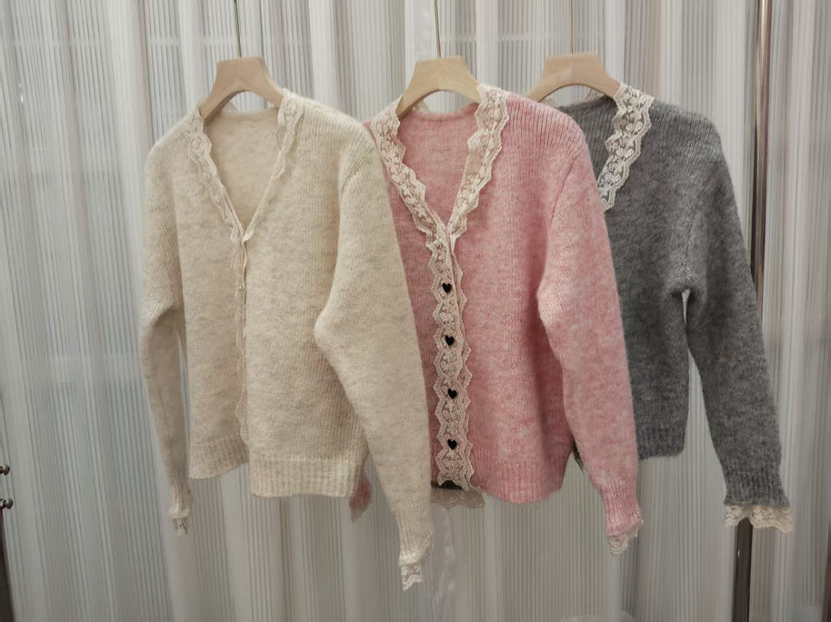 Damen Strickjacke mit Spitzenakzenten und Herzknöpfen WW