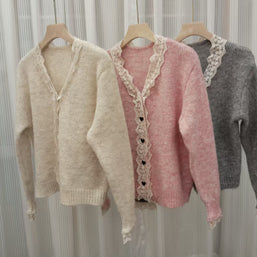 Damen Strickjacke mit Spitzenakzenten und Herzknöpfen WW
