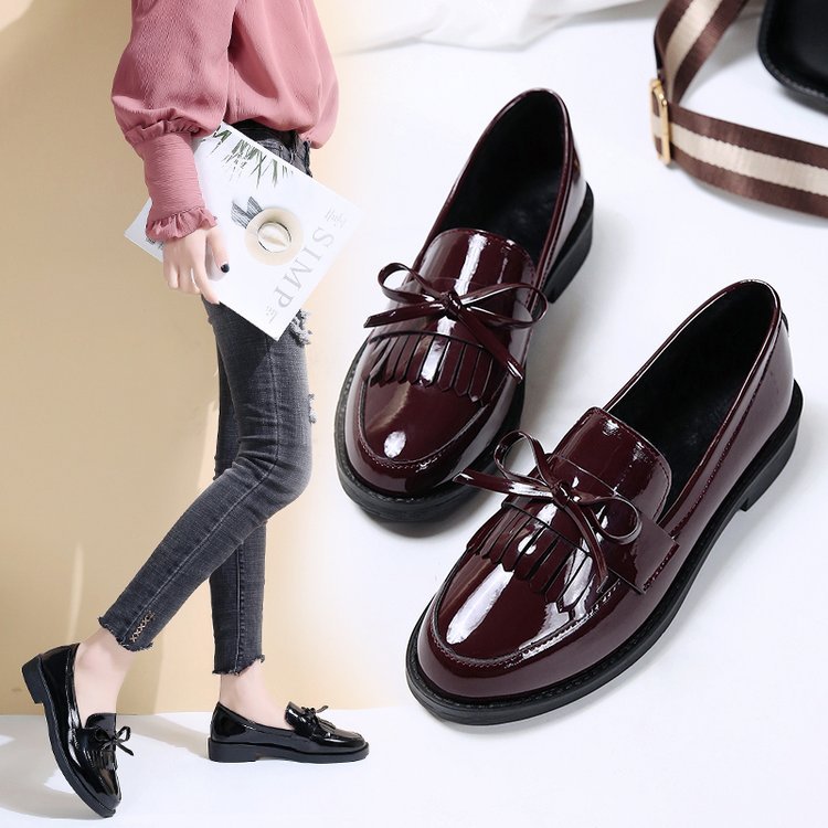 Damen Elegante Mokassins mit funkelndem Lackleder und dekorativem Schleifendetail W&W