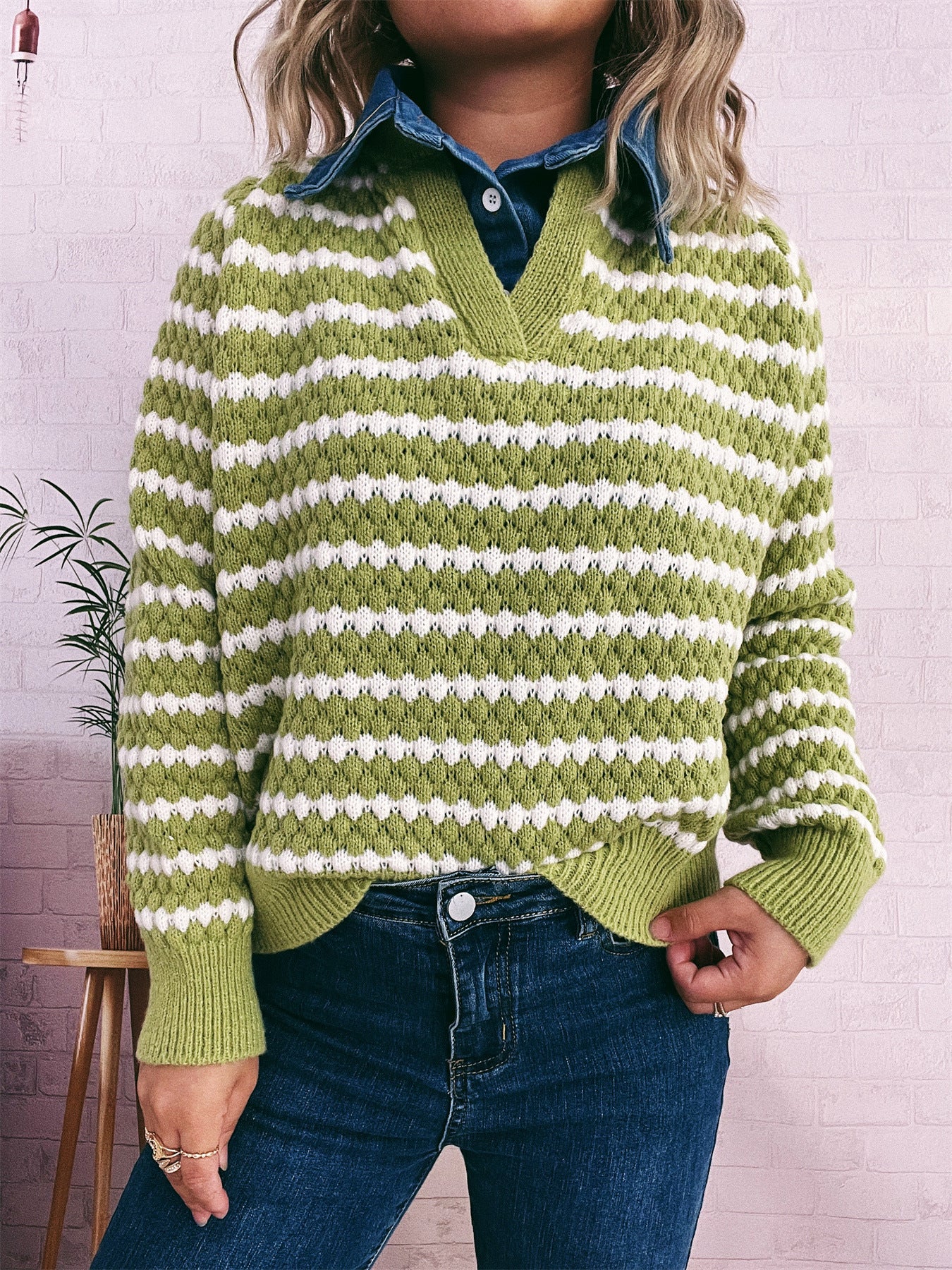 Damen Strickpullover mit tiefem V-Ausschnitt und markantem Streifenmuster WW