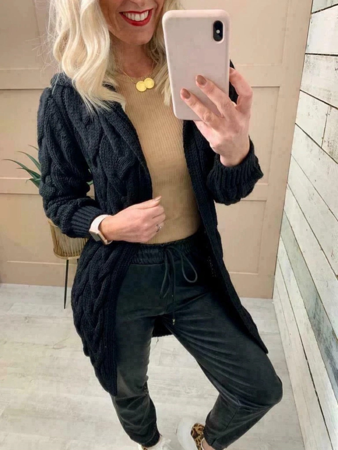 Damen Strickjacke mit tiefen Taschen und kunstvollem Zopfdesign WW