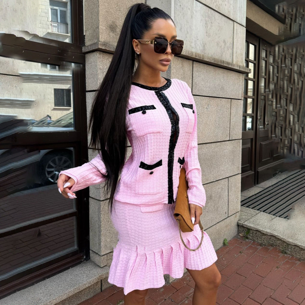 Damen Strickoutfit mit elegantem Volant und kontrastierenden Details WW