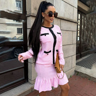 Damen Strickoutfit mit elegantem Volant und kontrastierenden Details WW