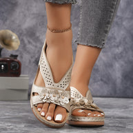 Damen Bequeme Fußbett-Sandalen mit modischen Lochmuster und eleganter Blütenapplikation WW