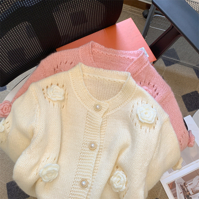 Damen Strickjacke mit eleganten Rosenapplikationen und Knopfverschluss WW