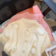 Damen Strickjacke mit eleganten Rosenapplikationen und Knopfverschluss WW