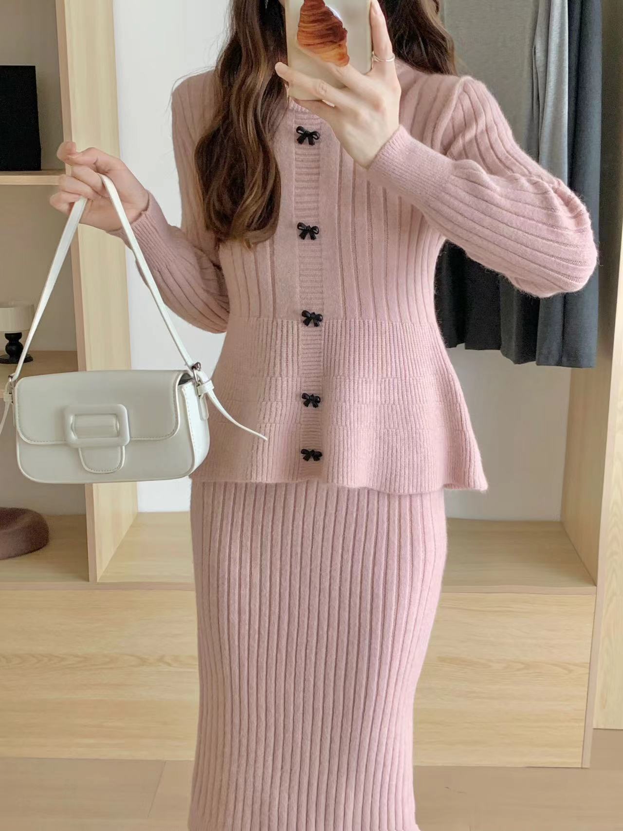 Damen Strickensemble mit elegantem Rock und feiner Knopfdetails WW