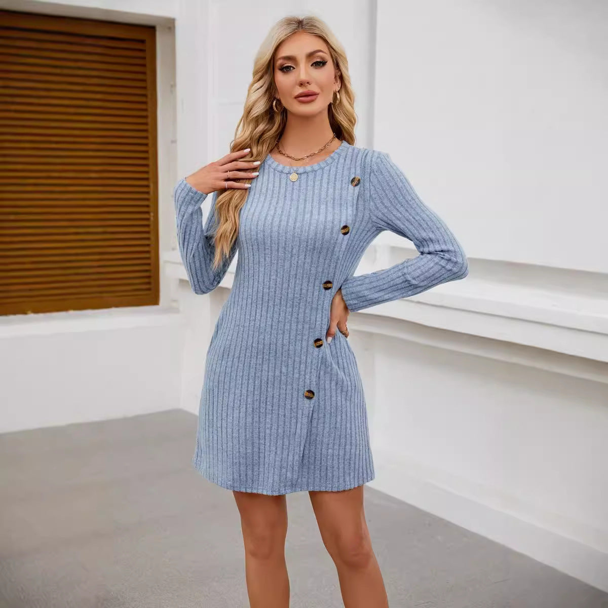 Damen Strickkleid mit hochwertigem Rippdesign und dekorativen Knöpfen WW