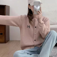 Damen Strickjacke mit dekorativer Schleifenstickerei WW