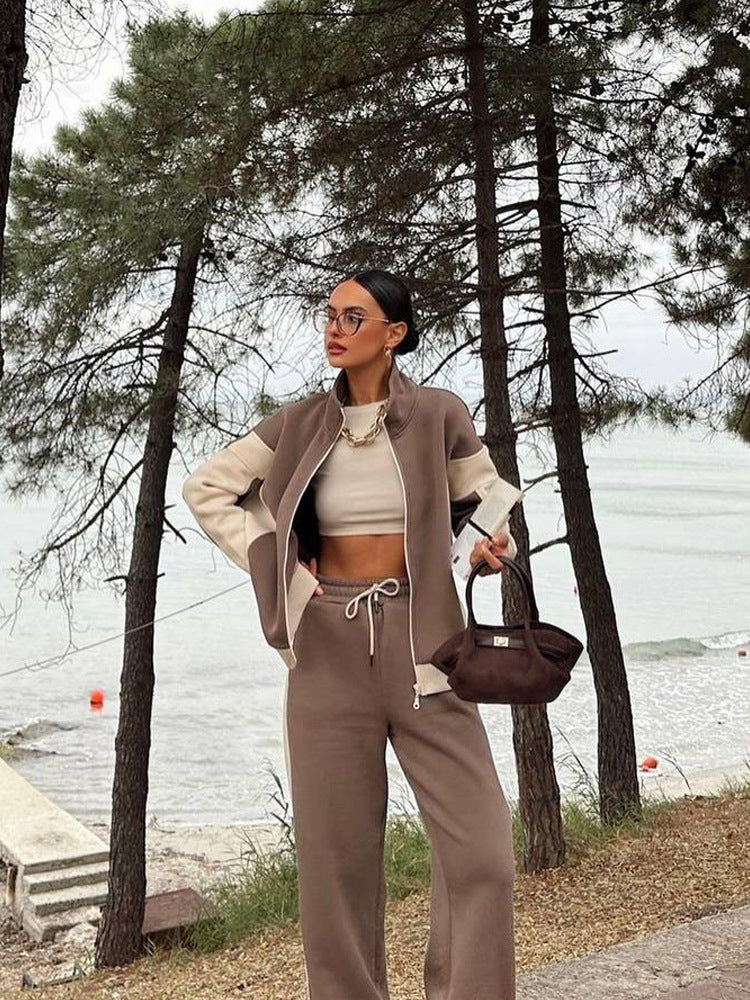 Damen Sportliches Sweatsuit mit kontrastierenden Einsätzen und hohem Kragen WW