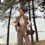 Damen Sportliches Sweatsuit mit kontrastierenden Einsätzen und hohem Kragen WW