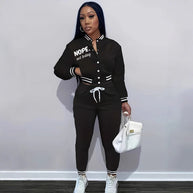 Damen Sportanzug mit modischem Schnitt und praktischen Taschen WW