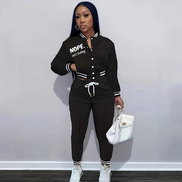 Damen Sportanzug mit modischem Schnitt und praktischen Taschen WW