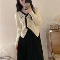 Damen Strickjacke mit asymmetrischem Schnitt und goldenem Knopfdesign WW