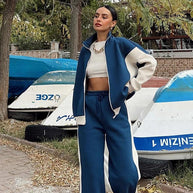 Damen Sportliches Sweatsuit mit kontrastierenden Einsätzen und hohem Kragen WW