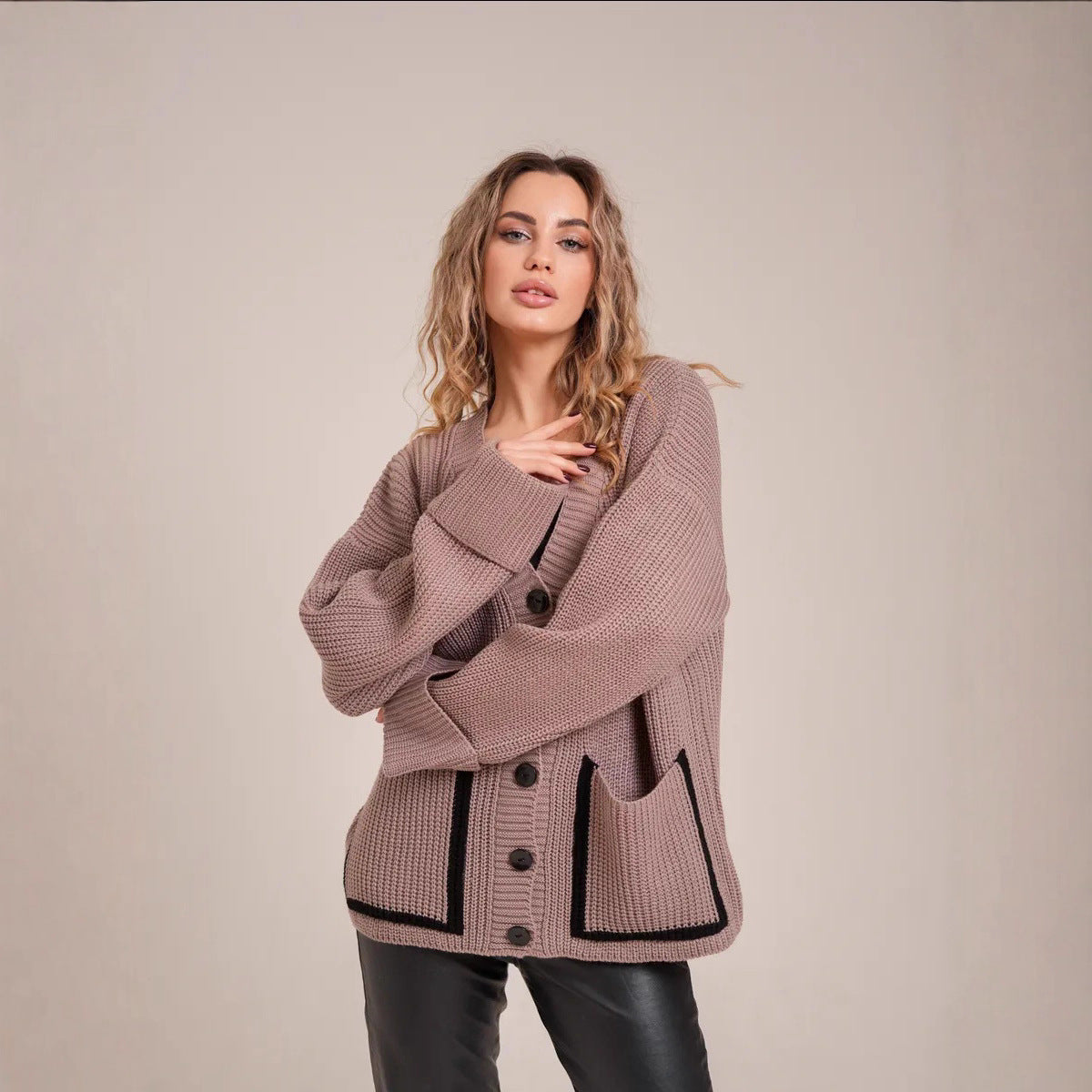 Damen Strickcardigan mit kontrastierenden Knopfdetails und strukturiertem Design WW