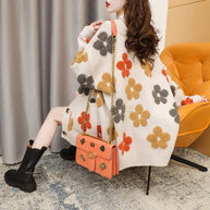 Damen Strickjacke mit floralen Applikationen und großen Taschen WW