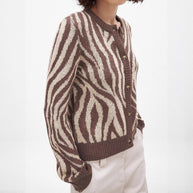 Damen Strickjacke mit elegantem Zebradesign und Knopfdetails WW