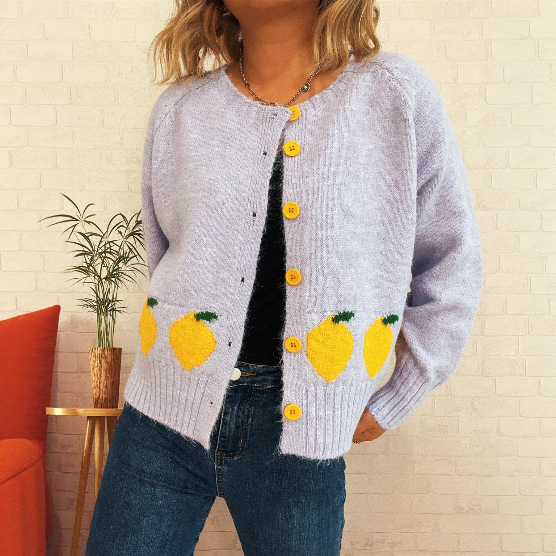 Damen Strickjacke mit fruchtigem Motiv und Knopfdetails WW