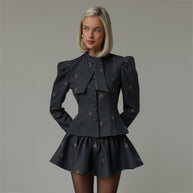 Damen Schößchenanzug mit ausgefallenen Puffärmeln und dekorativen Knöpfen WW