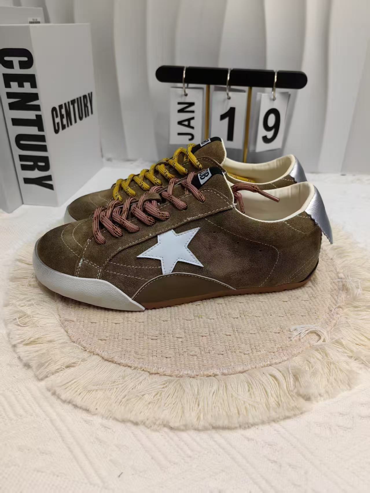 Damen Sneakers mit weichem Wildleder und modischen Details WW