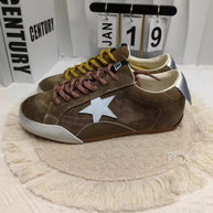 Damen Sneakers mit weichem Wildleder und modischen Details WW