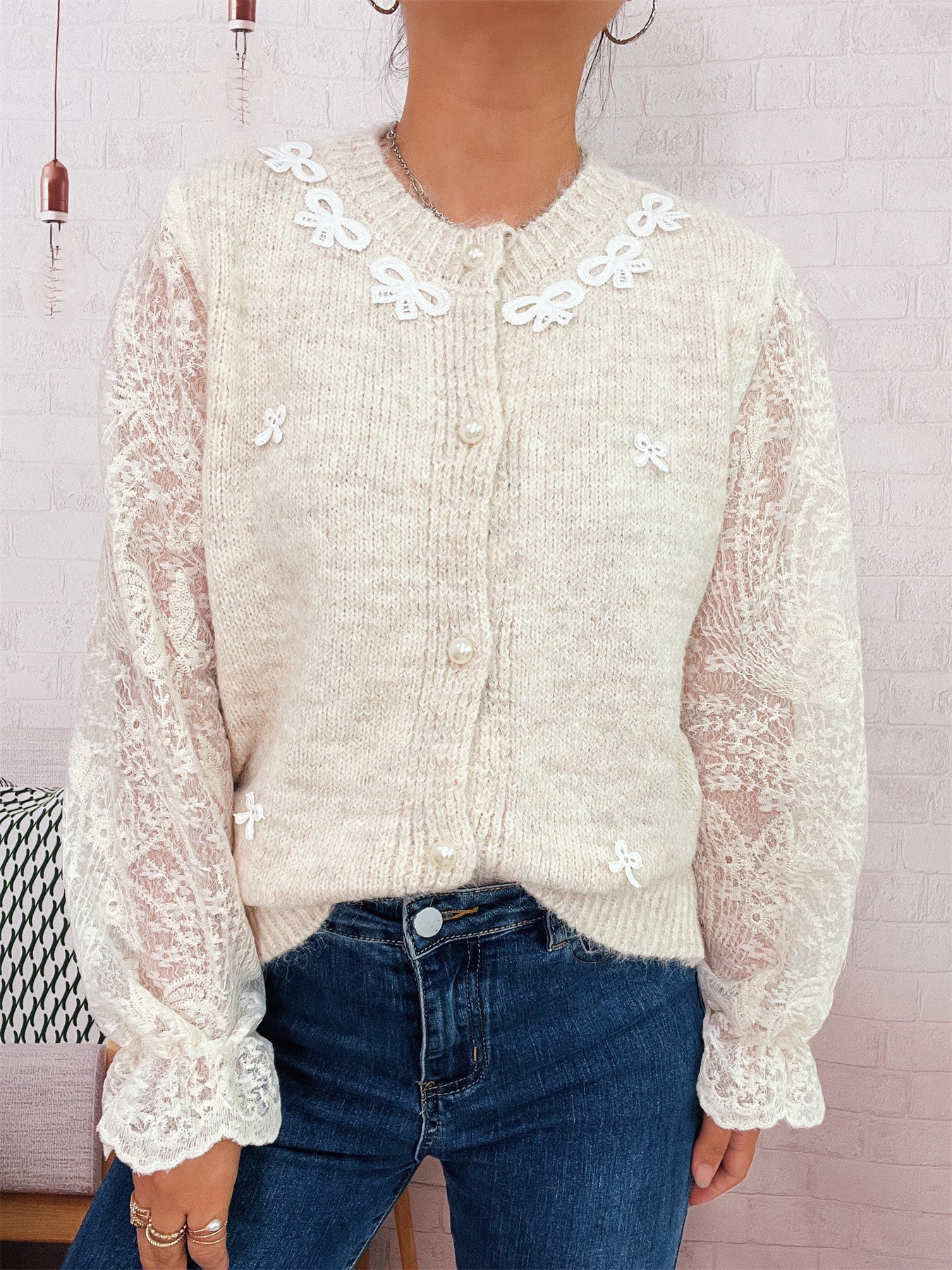 Damen Strickjacke mit romantischen Spitzendetails und eleganten Knopfverschlüssen WW